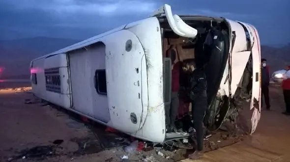 ۳ کشته و ۲۳ مصدوم در واژگونی اتوبوس در استان سمنان