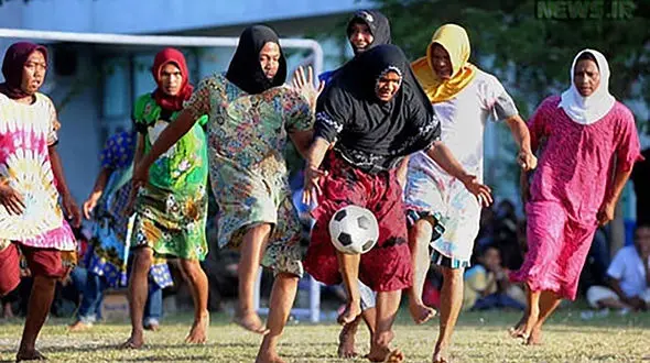فوتبال مردان در لباس زنان ! + عکس 
