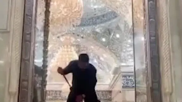 ببینید / شستشو و عطرافشانی حرم مطهر امام حسین(ع) در آستانه ماه محرم + فیلم