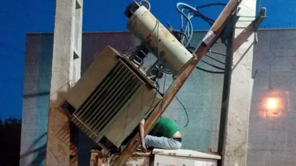 عکس وحشتناک از گیرافتادن سارق ترانس برق در گلستان