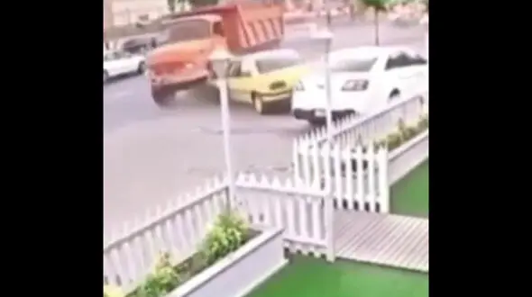 فیلم لحظه ترمز بریدن وحشتناک کامیون در رشت/ برخورد با 8 خوردو!