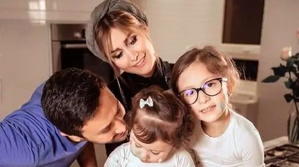 جدید ترین عکس شاهرخ استخری و همسرش و دخترای دوست داشتنیش در بلژیک  / این عاشقی عجب حس عجیبیه‌ها.../ هیچوقت فکر نمیکردم بشه اینطوری و تا این حد ادماییو دوست داشت