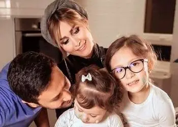 جدید ترین عکس شاهرخ استخری و همسرش و دخترای دوست داشتنیش در بلژیک  / این عاشقی عجب حس عجیبیه‌ها.../ هیچوقت فکر نمیکردم بشه اینطوری و تا این حد ادماییو دوست داشت