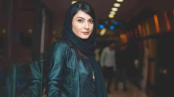 گردش خانم بازیگر ایرانی با سگش در مزرعه بلال + عکس