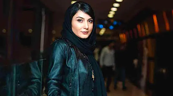 گردش خانم بازیگر ایرانی با سگش در مزرعه بلال + عکس