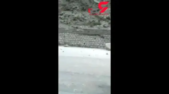 فیلم کوتاه از ریزش کوه روی خودرو پورشه در جاده هراز +عکس