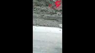فیلم کوتاه از ریزش کوه روی خودرو پورشه در جاده هراز +عکس
