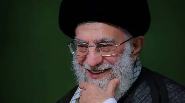 فیلم شوخی صمیمانه رهبری انقلاب با محافظان خود در بیت رهبری / ببینید چه بانمک می خندند