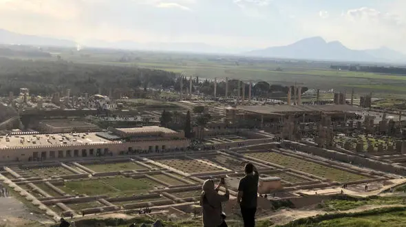 تخت جمشید زیر فشار جمعیت گردشگران؛ خسارتی ۱۰۰ برابر یک کنسرت! / در نزدیکی آرامگاه کوروش سیاه چادر برپا کردند و گوشت می فروشند! + فیلم