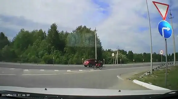 برخورد خطرناک یک تریلی با دوچرخه سوار + فیلم
