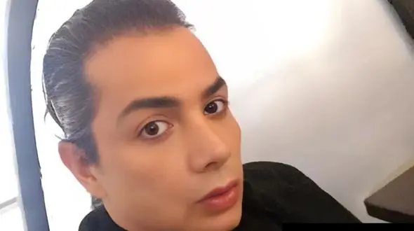 فیلم حرکات زنانه و سبک آقای بازیگر ایرانی در خارج ! / 50 ساله اما هنوز جلف !