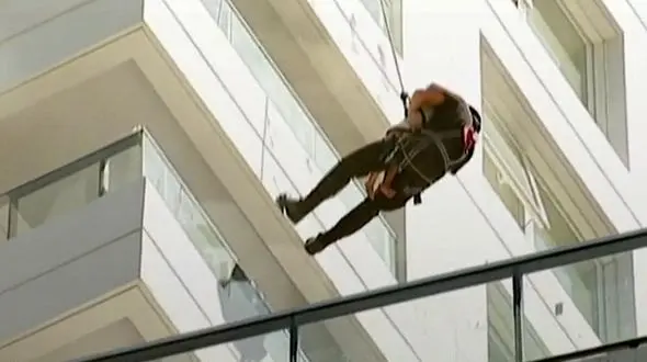 نجات کودک توسط آتش نشان قهرمان از یک برج در آتش + فیلم