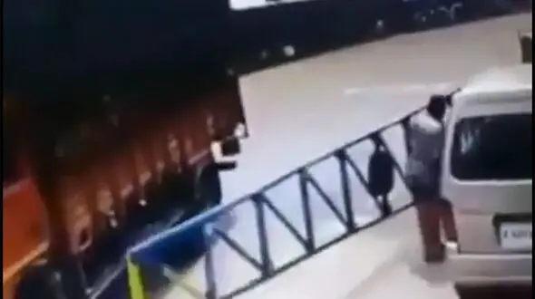 فیلم دردناک از تصادف کامیون با در آهنین / مرد جوان بین ماشین و نرده ها پرس شد