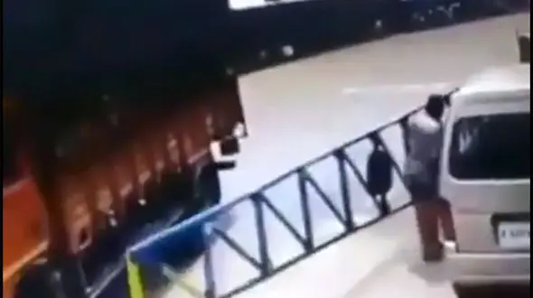 فیلم دردناک از تصادف کامیون با در آهنین / مرد جوان بین ماشین و نرده ها پرس شد