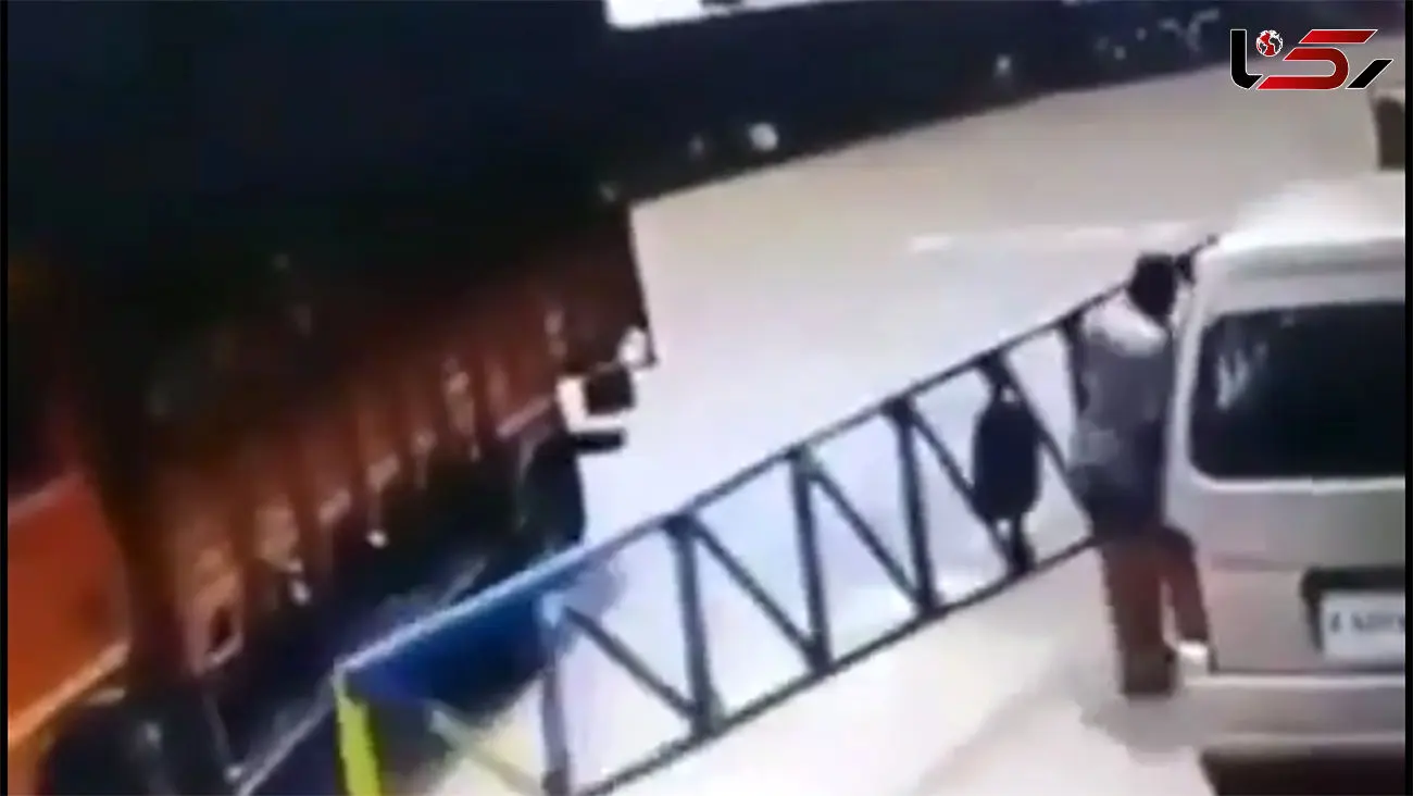 فیلم دردناک از تصادف کامیون با در آهنین / مرد جوان بین ماشین و نرده ها پرس شد