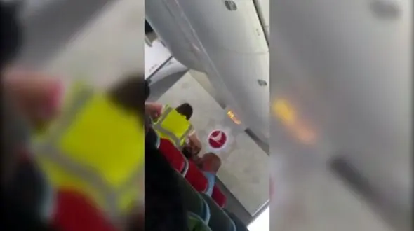 رفتار بیشرمانه مامور هواپیما با مسافر خارجی+فیلم