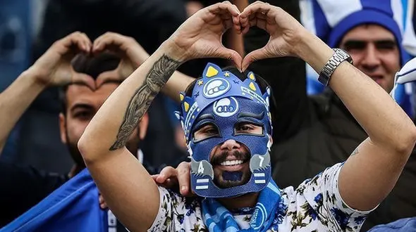 هجوم هواداران به ساختمان باشگاه استقلال + فیلم