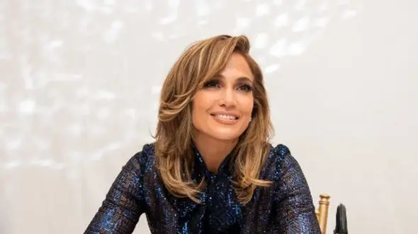 تیپی که با آن جنیفر لوپز خودش رو مسخره عام و خاص کرد+عکس/ احتمالا کت 5xl شوهرش دم دستش بوده اونو پوشیده