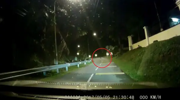 فیلمی از یک روح که وسط جاده نشسته بود +تصاویر