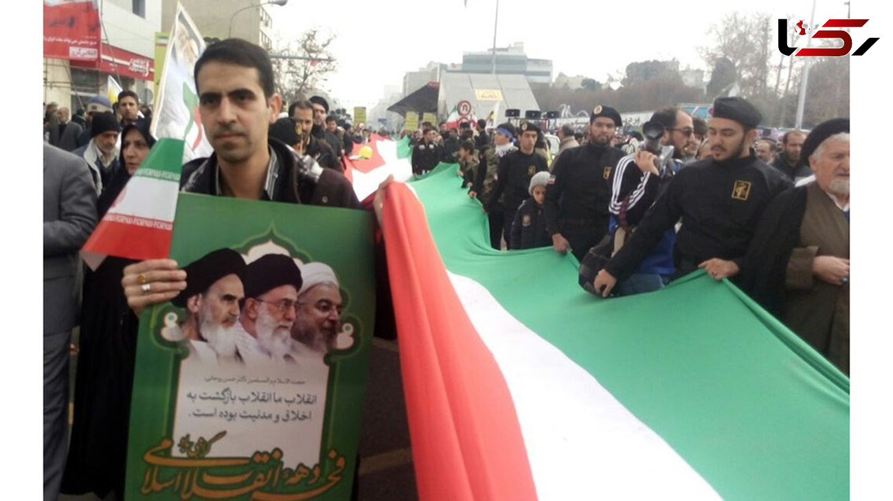 حمل طولانی‌ترین پرچم ایران در راهپیمایی ۲۲ بهمن +عکس