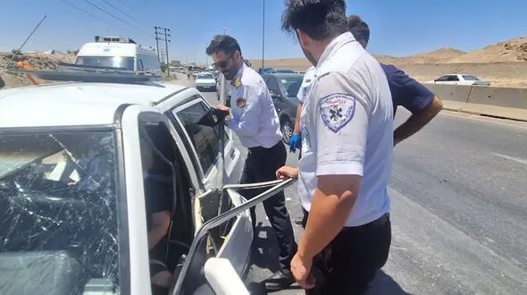 فیلم / لحظه نجات راننده زن محبوس پراید در محور اراک ـ قم / رئیس پلیس راه قم خودش دست به کار شد