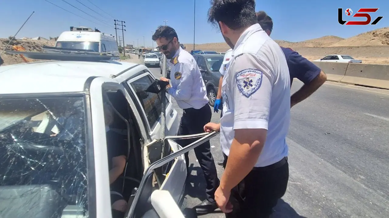 فیلم / لحظه نجات راننده زن محبوس پراید در محور اراک ـ قم / رئیس پلیس راه قم خودش دست به کار شد