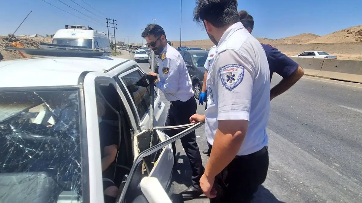 لحظه نجات راننده زن محبوس پراید در محور اراک ـ قم / رئیس پلیس راه خودش دست به کار شد