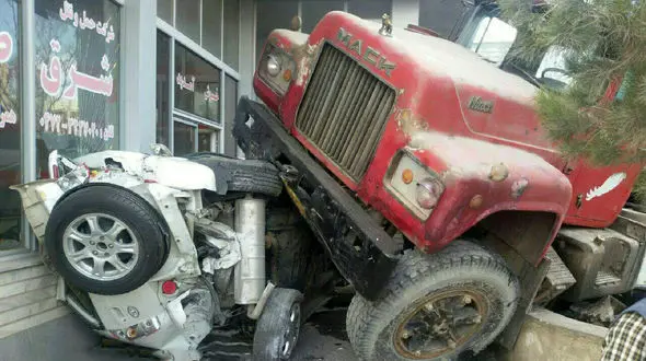 باور می کنید این حادثه فقط یک مصدوم داشت+عکس پرس شده یک سواری زیر تریلی در صوفیان