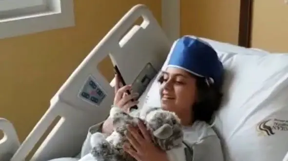 فیلم گفتگوی محمدرضا گلزار با دختر کرونایی در تهران / قول دیدار پس از بهبود