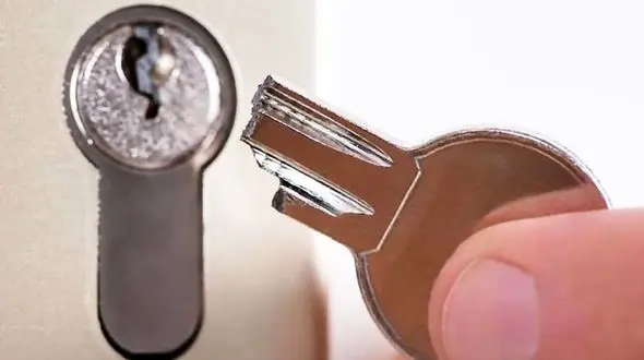 چطور کلید شکسته شده در قفل را بیرون بیاوریم؟ + فیلم