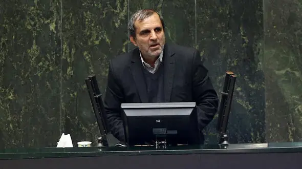 نماینده‌ای که با تاکسی و مترو در تهران تردد می‌کند