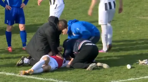 لحظه تلخ مرگ دلخراش فوتبالیست جوان هنگام بازی + فیلم و عکس