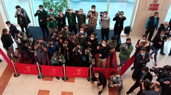 برگزاری جشنواره فیلم فجر بدون فاصله‌گذاری اجتماعی! / مسئولان جشنواره باید پاسخگو باشند

