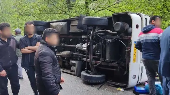 واژگونی مرگبار مینی بوس پر از مسافر روی رانا در جاده فومن / رانا پرس شد