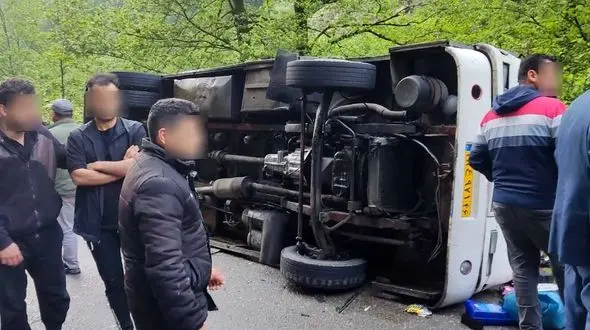 واژگونی مرگبار مینی بوس پر از مسافر روی رانا در جاده فومن / رانا پرس شد
