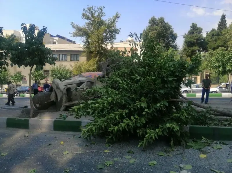 اژگونی یک دستگاه بونکر حامل بتن وافع در آجودانیه