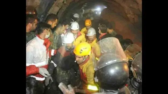 امید نجات معدنچیان گرفتار در معدن گلستان بیشتر شد / هوا در 5 متری محل حبس جریان دارد+عکس