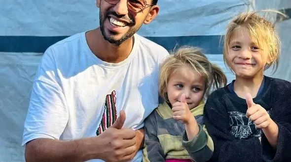 فیلم عجیب که یک خبرنگار فلسطینی فیلمبرداری کرد / دختر خردسال که خواهر کوچکش را دو کیلومتر به دوش کشید