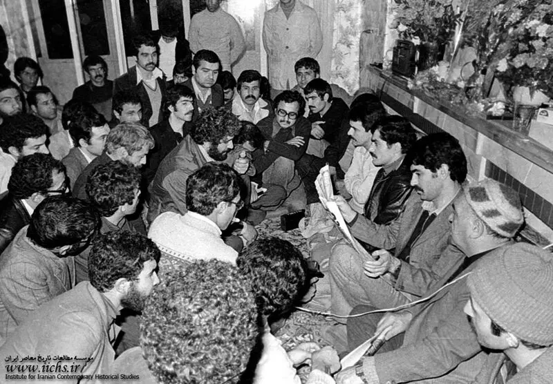 بهمن ۱۳۵۷. مسعود رجوی و موسی خیابانی پس از آزادی از زندان در منزل خلیل الله رضایی پدر رضایی‌ها
