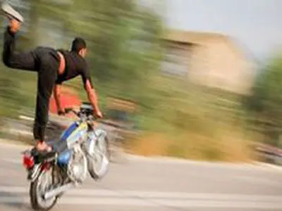 فیلم حرکت نمایشی خطرناک موتورسوار در خیابان / عبور از مرز مرگ در چند ثانیه