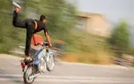 فیلم حرکت نمایشی خطرناک موتورسوار در خیابان / عبور از مرز مرگ در چند ثانیه