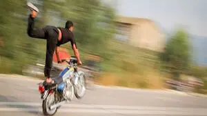 فیلم حرکت نمایشی خطرناک موتورسوار در خیابان / عبور از مرز مرگ در چند ثانیه