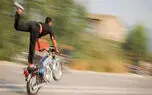 فیلم حرکت نمایشی خطرناک موتورسوار در خیابان / عبور از مرز مرگ در چند ثانیه