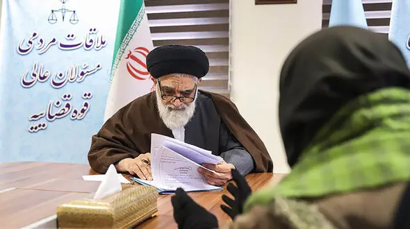 حضور رئیس دیوان عالی کشور در مرکز ارتباطات مردمی قوه قضاییه/ دستور وزیر دادگستری برای رفع صف‌های طولانی نان
