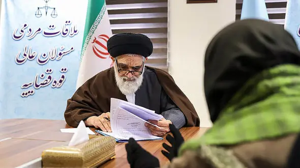 حضور رئیس دیوان عالی کشور در مرکز ارتباطات مردمی قوه قضاییه/ دستور وزیر دادگستری برای رفع صف‌های طولانی نان