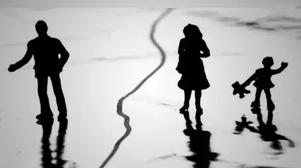 دخترکی در آغوش عاطفه های گمشده ! / درخواست جدایی برای عشق مرده