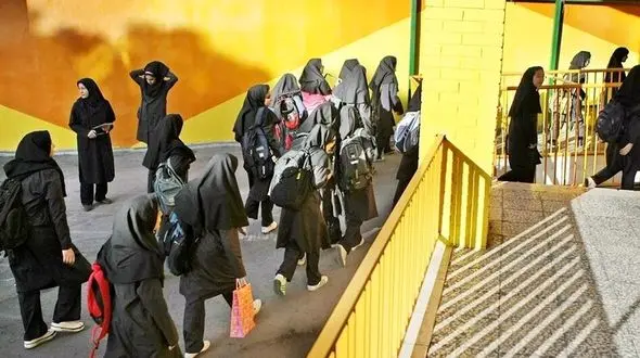 لحظه پرتاب نارنجک عطرزا توسط یکی از دانش آموزان دختر در پردیس / 3 دانش آموز بدحال شدند + فیلم