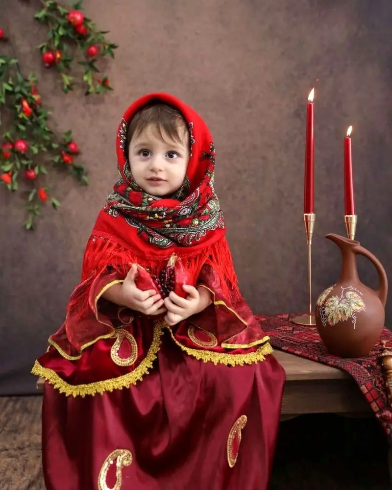 ژست عکس یلدا کودک | ژست عکس شب یلدا 1404 برای کودکان دخترانه و پسرانه آتلیه ای و در خانه