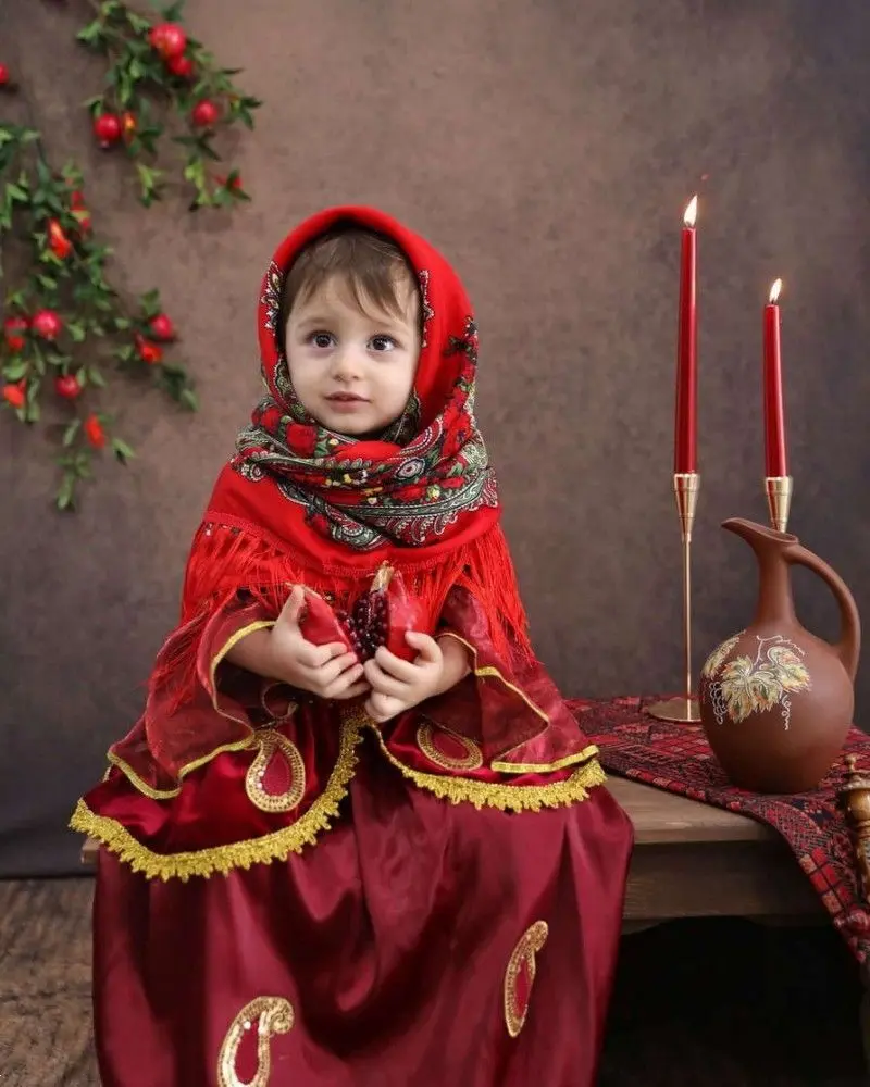 ژست عکس یلدا کودک | ژست عکس شب یلدا 1404 برای کودکان دخترانه و پسرانه آتلیه ای و در خانه