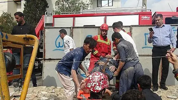 عملیات نجات برای مرد معلق بین زمین و هوا در ارتفاع ۱۴ متری  